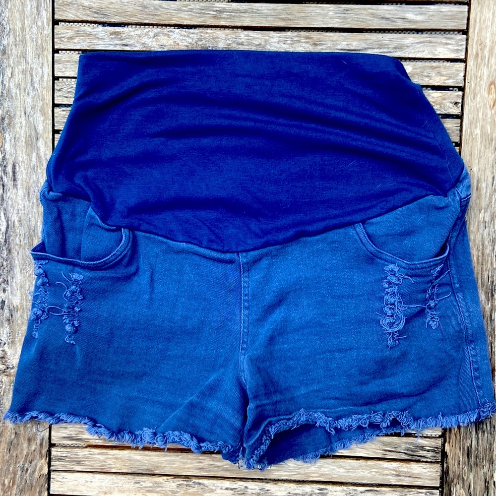 Maternity shorts with stretch waist